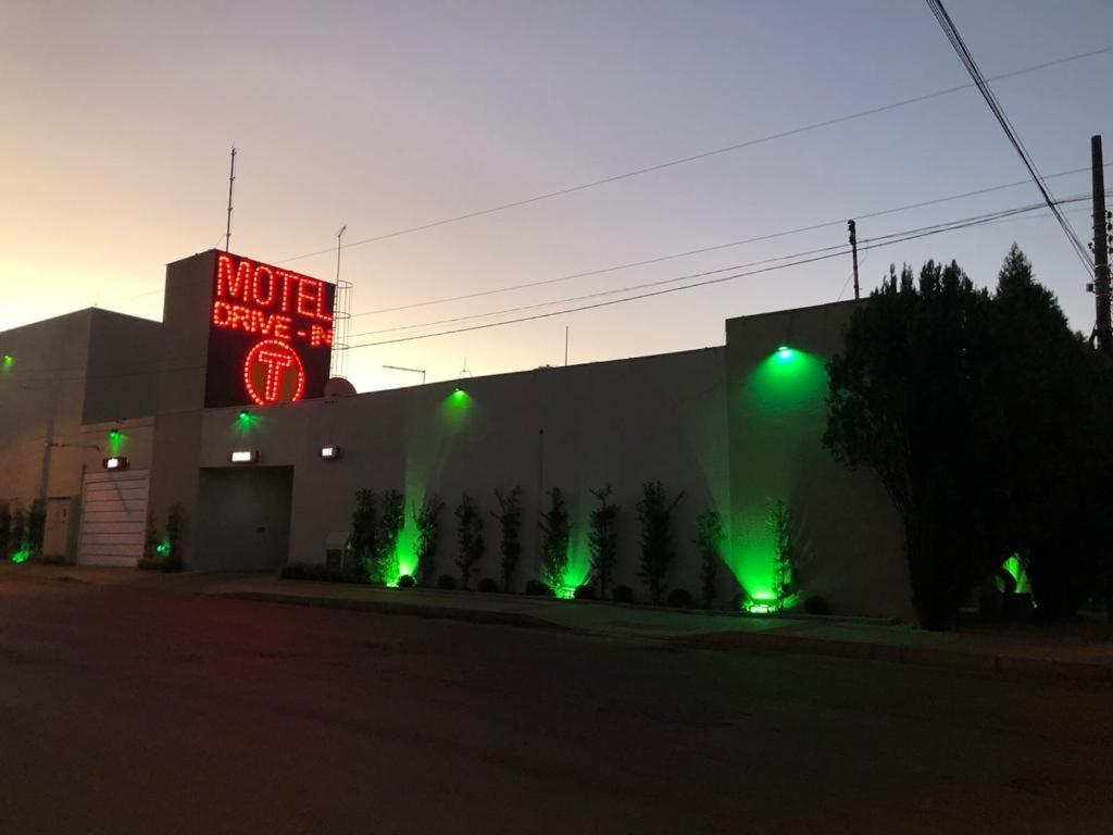 Motel Drive In T - Prolongamento Da Avenida Getulio Vargas Facil Acesso Ao Shopping Patio Chapecó Exterior foto